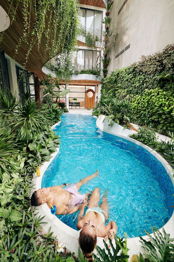 Quels sont les avantages et les précautions à prendre lors de l'introduction de l'hydrothérapie pour les chiens âgés ?